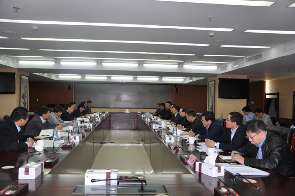 領(lǐng)導(dǎo)中央國(guó)家機(jī)關(guān)各部門機(jī)關(guān)紀(jì)律檢查工作,配齊配強(qiáng)機(jī)關(guān)紀(jì)委機(jī)構(gòu)和人員,構(gòu)建“信,訪,網(wǎng),電”四位一體舉報(bào)渠道,落實(shí)“兩個(gè)為主”,集中統(tǒng)一管理各部門問(wèn)題線索,用好“四種形態(tài)”,保持懲治腐敗高壓態(tài)勢(shì),把好執(zhí)紀(jì)審查最后一道關(guān)口,強(qiáng)化警示教育,加大通報(bào)曝光力度,廉政教育