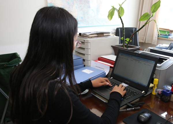 領(lǐng)導(dǎo)中央國(guó)家機(jī)關(guān)各部門機(jī)關(guān)紀(jì)律檢查工作,配齊配強(qiáng)機(jī)關(guān)紀(jì)委機(jī)構(gòu)和人員,構(gòu)建“信,訪,網(wǎng),電”四位一體舉報(bào)渠道,落實(shí)“兩個(gè)為主”,集中統(tǒng)一管理各部門問(wèn)題線索,用好“四種形態(tài)”,保持懲治腐敗高壓態(tài)勢(shì),把好執(zhí)紀(jì)審查最后一道關(guān)口,強(qiáng)化警示教育,加大通報(bào)曝光力度,廉政教育