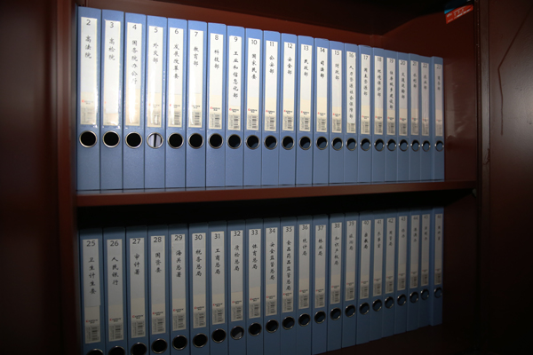 領(lǐng)導(dǎo)中央國(guó)家機(jī)關(guān)各部門機(jī)關(guān)紀(jì)律檢查工作,配齊配強(qiáng)機(jī)關(guān)紀(jì)委機(jī)構(gòu)和人員,構(gòu)建“信,訪,網(wǎng),電”四位一體舉報(bào)渠道,落實(shí)“兩個(gè)為主”,集中統(tǒng)一管理各部門問(wèn)題線索,用好“四種形態(tài)”,保持懲治腐敗高壓態(tài)勢(shì),把好執(zhí)紀(jì)審查最后一道關(guān)口,強(qiáng)化警示教育,加大通報(bào)曝光力度,廉政教育