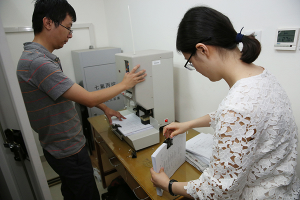 領(lǐng)導(dǎo)中央國(guó)家機(jī)關(guān)各部門機(jī)關(guān)紀(jì)律檢查工作,配齊配強(qiáng)機(jī)關(guān)紀(jì)委機(jī)構(gòu)和人員,構(gòu)建“信,訪,網(wǎng),電”四位一體舉報(bào)渠道,落實(shí)“兩個(gè)為主”,集中統(tǒng)一管理各部門問(wèn)題線索,用好“四種形態(tài)”,保持懲治腐敗高壓態(tài)勢(shì),把好執(zhí)紀(jì)審查最后一道關(guān)口,強(qiáng)化警示教育,加大通報(bào)曝光力度,廉政教育