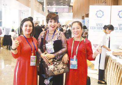 11月8日，APEC工商領(lǐng)導(dǎo)人峰會(huì)上，與會(huì)代表合影留念。