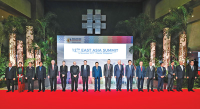 11月14日，國(guó)務(wù)院總理李克強(qiáng)在菲律賓國(guó)際會(huì)議中心出席第十二屆東亞峰會(huì)。這是會(huì)議前，李克強(qiáng)同出席會(huì)議的東盟十國(guó)領(lǐng)導(dǎo)人以及韓國(guó)總統(tǒng)文在寅、俄羅斯總理梅德韋杰夫、日本首相安倍晉三、印度總理莫迪、澳大利亞總理特恩布爾、新西蘭總理阿德恩、美國(guó)國(guó)務(wù)卿蒂勒森合影。 