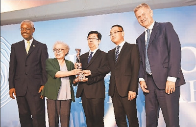 　　圖為老、中、青3位塞罕壩人陳彥嫻（左二）、劉?，摚ㄖ校?、于士濤（右二）與聯(lián)合國(guó)環(huán)境規(guī)劃署執(zhí)行主任埃里克·索爾海姆（右一）在頒獎(jiǎng)臺(tái)上合影。 　　新華社記者 陳 誠(chéng)攝