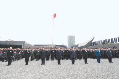 12月13日上午，中共中央、全國人大常委會、國務(wù)院、全國政協(xié)、中央軍委在南京隆重舉行南京大屠殺死難者國家公祭儀式。習(xí)近平、俞正聲等黨和國家領(lǐng)導(dǎo)人出席儀式。 　　新華社記者 謝環(huán)馳攝