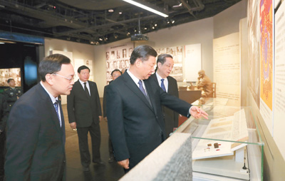 　12月13日上午，中共中央、全國人大常委會、國務(wù)院、全國政協(xié)、中央軍委在南京隆重舉行南京大屠殺死難者國家公祭儀式，中共中央總書記、國家主席、中央軍委主席習(xí)近平出席。這是習(xí)近平在廣場儀式結(jié)束后參觀《南京大屠殺史實展》。 　　新華社記者 鞠 鵬攝