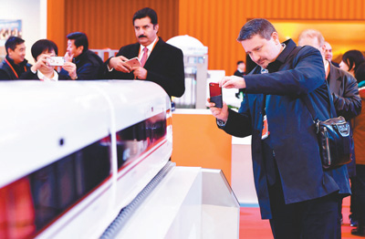 12月1日，參觀“砥礪奮進(jìn)的五年”大型成就展的與會(huì)嘉賓在“復(fù)興號(hào)”列車模型前駐足。人民網(wǎng)記者 翁奇羽攝