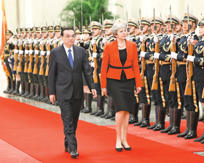 1月31日，國務院總理李克強在北京人民大會堂同來華進行正式訪問的英國首相特雷莎·梅舉行中英總理年度會晤。這是會談前，李克強在人民大會堂北大廳為特雷莎·梅舉行歡迎儀式。 　　新華社記者 丁海濤攝 