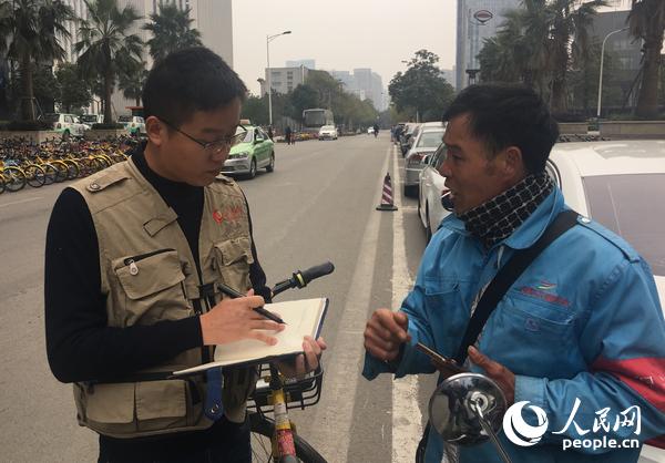 人民網(wǎng)記者就修憲建議進(jìn)行街采，市民紛紛表示擁護(hù)修憲，并為此點(diǎn)贊。