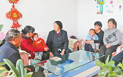 2017年3月底，申紀(jì)蘭從北京回來后去村民家傳達(dá)兩會精神。