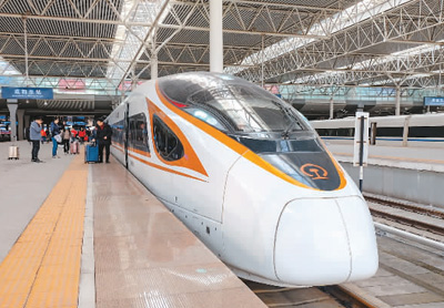 “復(fù)興號”動車組在成都東站站臺旁整裝待發(fā)。 　　本報記者 宋豪新攝