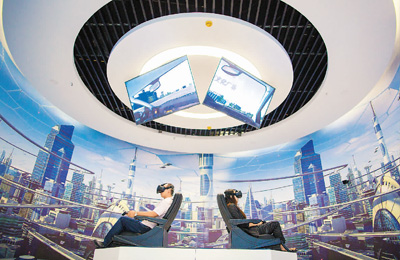 如今，大到政務(wù)工作、小到居家出行，以大數(shù)據(jù)、云計算、人工智能為代表的數(shù)字技術(shù)正日益滲透其中，數(shù)字經(jīng)濟(jì)將曾經(jīng)人們想象中的智能新生活變?yōu)楝F(xiàn)實(shí)。圖為市民在內(nèi)蒙古呼和浩特玉泉區(qū)大數(shù)據(jù)應(yīng)用產(chǎn)業(yè)基地體驗(yàn)VR眼鏡。 　　丁根厚攝 （新華社發(fā)）