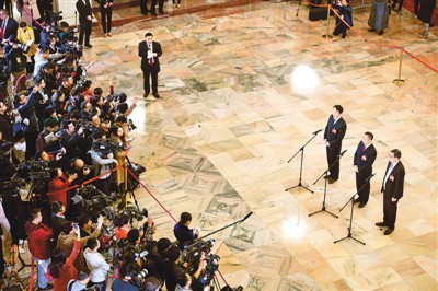 全國人大代表陳虹（右）、王建清（中）、郭銳（左）在“代表通道”接受采訪。 　　新華社記者 王建華攝