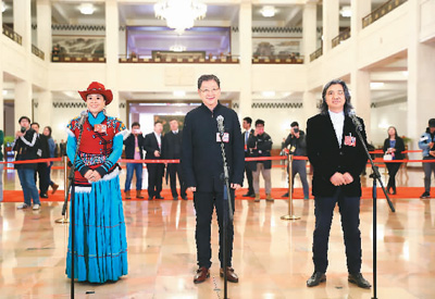 全國政協(xié)委員吳為山（右）、戚建波（中）、茸芭莘那（左）在“委員通道”接受采訪。 　　新華社記者 張玉薇攝