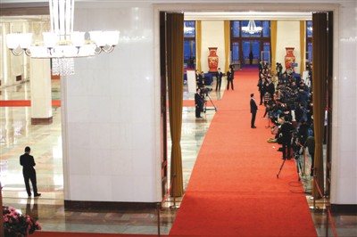 記者在“部長通道”采訪。 　　新華社記者 金立旺攝