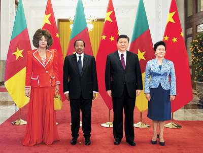 三月二十二日，國家主席習近平在北京人民大會堂同喀麥隆總統(tǒng)比亞舉行會談。這是習近平和夫人彭麗媛同比亞夫婦合影。 　　新華社記者 李學仁攝