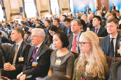 圖為4月11日，在英國倫敦，嘉賓出席《習近平談治國理政》第二卷多語種圖書首發(fā)式。 　　伊莎貝爾·因方特攝（新華社發(fā)）