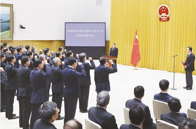 4月16日，新一屆國務(wù)院在北京中南海舉行憲法宣誓儀式。國務(wù)院總理李克強(qiáng)監(jiān)誓。 　　新華社記者 丁 林?jǐn)z 