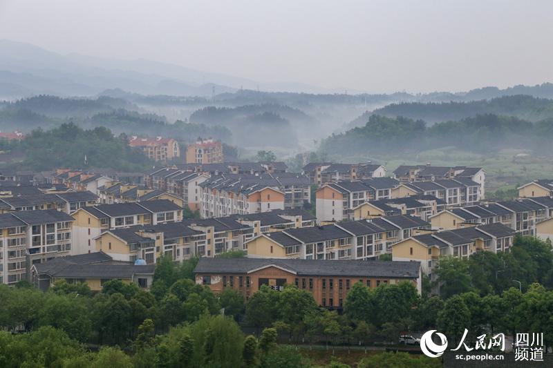 站在北川新縣城的高處眺望，遠(yuǎn)山如畫。（朱虹 攝）