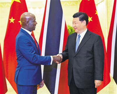 5月15日，國(guó)家主席習(xí)近平在北京人民大會(huì)堂會(huì)見特立尼達(dá)和多巴哥總理羅利。 　　新華社記者 謝環(huán)馳攝 