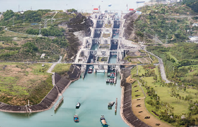 圖為日前船舶通過長江三峽五級(jí)船閘。 　　鄭家裕攝（人民視覺）