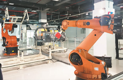 圖為兩江機(jī)器人白車身線體展示項(xiàng)目。 　　本報(bào)記者 邱海峰攝