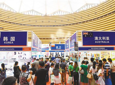 2017年9月，第十四屆中國(guó)—東盟博覽會(huì)上，來(lái)自美國(guó)、日本、韓國(guó)、哈薩克斯坦、印度、澳大利亞和埃及等國(guó)家的機(jī)構(gòu)和商家踴躍參展。 　　新華社發(fā)