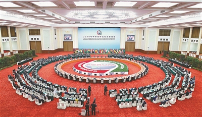 9月4日，中非合作論壇北京峰會(huì)圓桌會(huì)議在北京人民大會(huì)堂舉行。國家主席習(xí)近平和論壇共同主席國南非總統(tǒng)拉馬福薩分別主持第一階段和第二階段會(huì)議。 新華社記者 李濤 攝