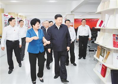 6月12日至14日，中共中央總書記、國家主席、中央軍委主席習近平在山東考察。這是14日上午，習近平在濟南市章丘區(qū)雙山街道三澗溪村，了解該村以黨建為統(tǒng)領，推動鄉(xiāng)村振興情況。 　　新華社記者 謝環(huán)馳攝