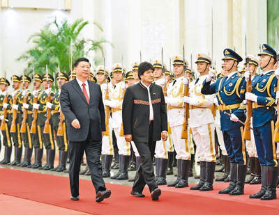 6月19日，國家主席習近平在北京人民大會堂同玻利維亞總統(tǒng)莫拉萊斯舉行會談。這是會談前，習近平在人民大會堂北大廳為莫拉萊斯舉行歡迎儀式。 　　新華社記者 殷博古攝