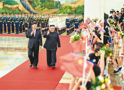 6月19日，中共中央總書記、國(guó)家主席習(xí)近平同當(dāng)日抵京對(duì)中國(guó)進(jìn)行訪問的朝鮮勞動(dòng)黨委員長(zhǎng)、國(guó)務(wù)委員會(huì)委員長(zhǎng)金正恩舉行會(huì)談。這是會(huì)談前，習(xí)近平總書記在北京人民大會(huì)堂北大廳為金正恩委員長(zhǎng)舉行歡迎儀式。 　　新華社記者 申 宏攝