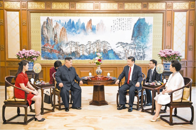 6月20日，中共中央總書記、國家主席習(xí)近平在北京釣魚臺國賓館會見朝鮮勞動黨委員長、國務(wù)委員會委員長金正恩。習(xí)近平總書記夫人彭麗媛、金正恩委員長夫人李雪主參加會見。 　　新華社記者 李學(xué)仁攝