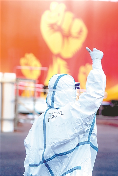 醫(yī)務(wù)人員在武漢體育中心方艙醫(yī)院前豎起拇指為自己和同伴加油鼓勁。 新華社記者 肖藝九 攝