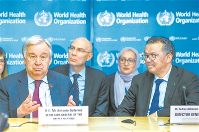 聯(lián)合國秘書長古特雷斯（左）在造訪日內(nèi)瓦世衛(wèi)組織總部時表示，中國人民為防控疫情做出了巨大犧牲，他們正在為全人類做出貢獻(xiàn)。 新華社發(fā)