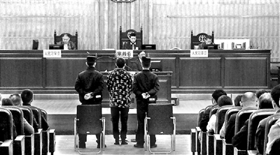 圖為莫榮涉嫌簽訂、履行合同失職被騙罪一案庭審現(xiàn)場(chǎng)。 易娟 攝