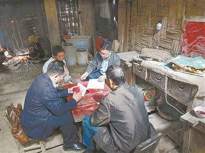 右圖為廣西大化瑤族自治縣紀(jì)檢監(jiān)察干部入戶核查扶貧資金發(fā)放情況。  唐秀全 攝  （資料圖片）
