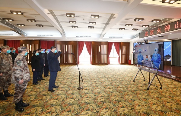 這是習(xí)近平在火神山醫(yī)院指揮中心視頻連線感染科病房，與病房?jī)?nèi)患者和醫(yī)務(wù)人員親切交流。 新華社記者 謝環(huán)馳 攝