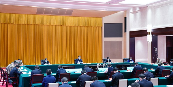 這是實(shí)地考察結(jié)束后，習(xí)近平主持召開(kāi)會(huì)議，聽(tīng)取中央指導(dǎo)組、湖北省委和省政府關(guān)于疫情防控工作匯報(bào)，并發(fā)表重要講話。 新華社記者 謝環(huán)馳 攝