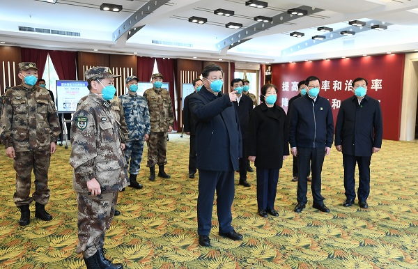 這是習(xí)近平在火神山醫(yī)院指揮中心，聽(tīng)取醫(yī)院建設(shè)運(yùn)行、患者收治、醫(yī)務(wù)人員防護(hù)保障、科研攻關(guān)等情況介紹。 新華社記者 謝環(huán)馳 攝