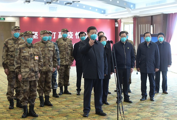 　這是習(xí)近平在火神山醫(yī)院指揮中心視頻連線感染科病房，與病房?jī)?nèi)患者和醫(yī)務(wù)人員親切交流。 新華社記者 謝環(huán)馳 攝