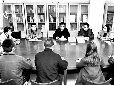 圖為日前，重慶市紀(jì)委監(jiān)委案件審理室就一起涉嫌行賄罪案件的審理工作進(jìn)行集體討論研究。高薦 攝