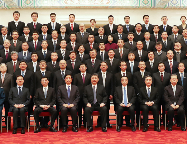 2月20日，黨和國家領(lǐng)導(dǎo)人習(xí)近平、李克強(qiáng)、栗戰(zhàn)書、汪洋、王滬寧、趙樂際、韓正等在北京人民大會堂會見探月工程嫦娥四號任務(wù)參研參試人員代表。（新華社記者 鞠鵬 攝）