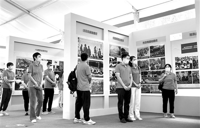 6月28日，石家莊市人民醫(yī)院的12名新黨員來(lái)到革命圣地西柏坡，參加主題黨日活動(dòng)。他們都是參加援鄂抗疫的醫(yī)務(wù)人員，因表現(xiàn)突出，今年3月份在武漢火線入黨。  新華社發(fā)（陳其保 攝）