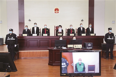 4月18日，寧夏回族自治區(qū)銀川市賀蘭縣人民法院對馬興國等18名被告人犯組織、領(lǐng)導、參加黑社會性質(zhì)組織罪一案一審公開宣判。圖為馬興國聽取判決結(jié)果。（資料圖片）