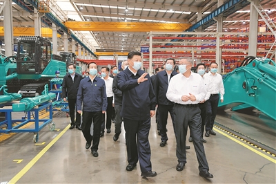 9月16日至18日，中共中央總書記、國家主席、中央軍委主席習(xí)近平在湖南考察。這是17日下午，習(xí)近平在長沙市山河智能裝備股份有限公司生產(chǎn)車間，察看裝備制造流程，了解技術(shù)研發(fā)、生產(chǎn)制造情況。 新華社記者 李學(xué)仁 攝