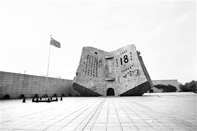 圖為沈陽“九一八”歷史博物館標(biāo)志性建筑——?dú)垰v碑。每年9月18日，在這里會(huì)舉行“勿忘‘九一八’撞鐘鳴警”儀式，警示人們勿忘國(guó)恥