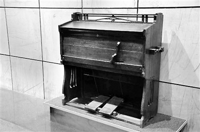 圖為鞏天民夫人用過的雅馬哈風(fēng)琴。