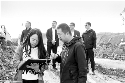 圖為9月10日，西寧市湟中區(qū)紀(jì)委監(jiān)委干部在土門關(guān)鄉(xiāng)王溝爾村核查生態(tài)環(huán)境保護(hù)領(lǐng)域有關(guān)問題線索。 （資料圖片）