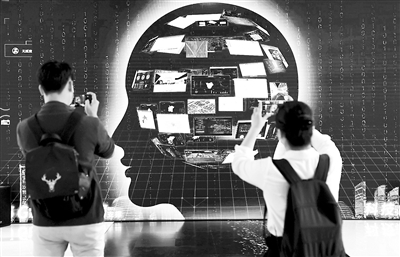 圖為兩名參觀者在觀看城市大腦展示。新華社記者 鞠煥宗 攝