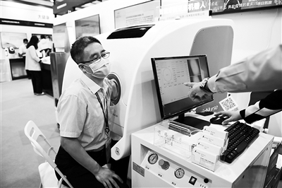 圖為工作人員演示一款智能穿刺采血機(jī)器人。新華社記者 鞠煥宗 攝