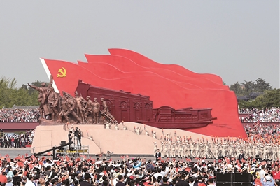 以習(xí)近平同志為核心的黨中央加強黨對經(jīng)濟社會發(fā)展的全面領(lǐng)導(dǎo)，把堅持以人民為中心的發(fā)展思想，貫穿到統(tǒng)籌推進“五位一體”總體布局和協(xié)調(diào)推進“四個全面”戰(zhàn)略布局之中，引領(lǐng)我國經(jīng)濟社會發(fā)展取得歷史性成就、發(fā)生歷史性變革。這是2019年10月1日，慶祝中華人民共和國成立70周年大會現(xiàn)場，群眾游行中的開天辟地方陣。  新華社記者 朱祥 攝